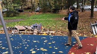 Одинцовские волонтеры проверили состояние детских площадок в поселках Барвиха и Усово-Тупик