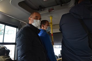 Подмосковные единороссы проверили, можно ли оплатить проезд в маршрутках картой