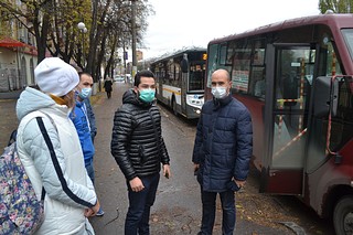 Подмосковные единороссы проверили, можно ли оплатить проезд в маршрутках картой