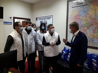 В День волонтера подмосковные добровольцы доставили продукты питания пенсионерам города Видное