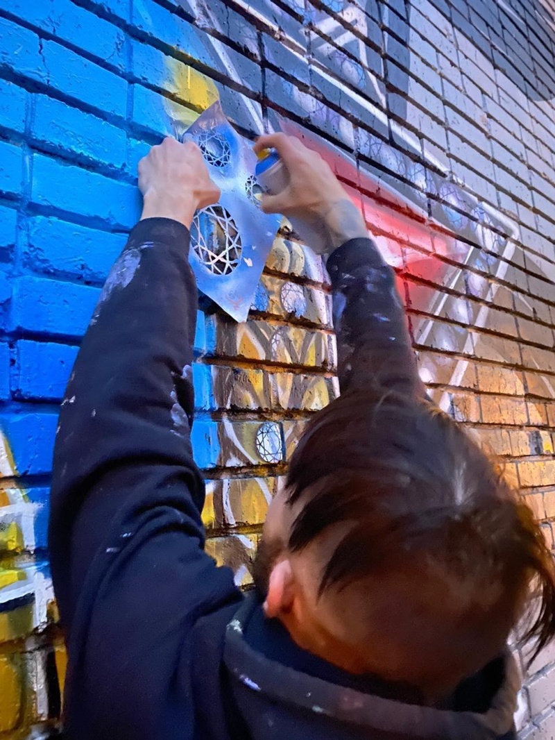 Одинцовские художники отреставрировали патриотическое граффити на улице Маршала Бирюзова, Октябрь
