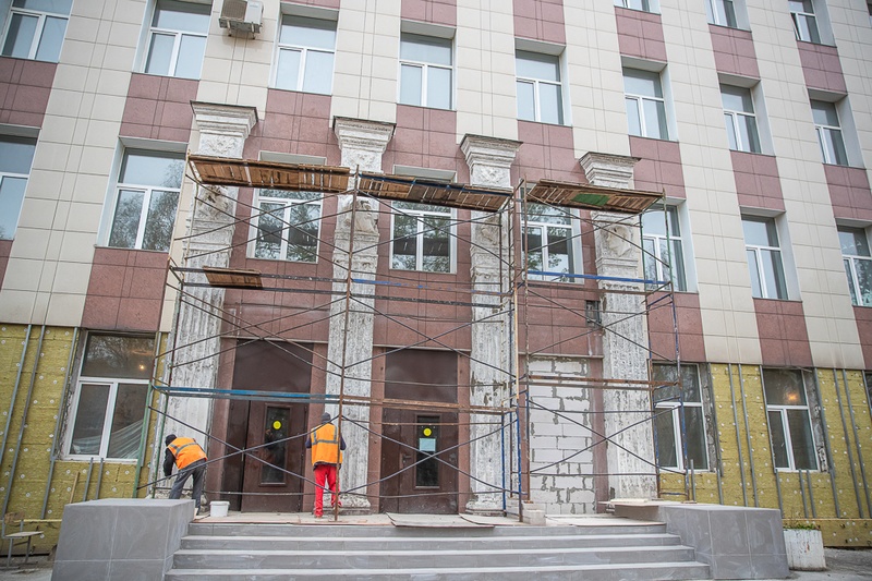 Андрей Иванов поручил до конца года завершить ремонт сразу нескольких образовательных учреждений, Октябрь