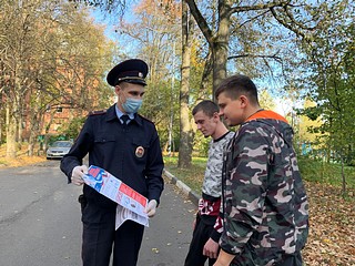 Одинцовские полицейские провели на Барвихе акцию «Госуслуги — это просто»