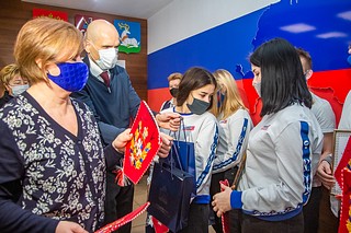 Одинцовские единороссы поздравили молодогвардейцев с 15-летием организации