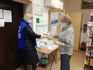 Волонтеры проверили соблюдение масочного режима в Лесногородской библиотеке