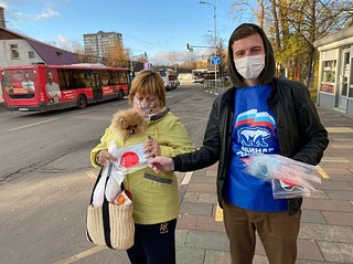 Одинцовские волонтеры раздают маски на автобусных остановках города