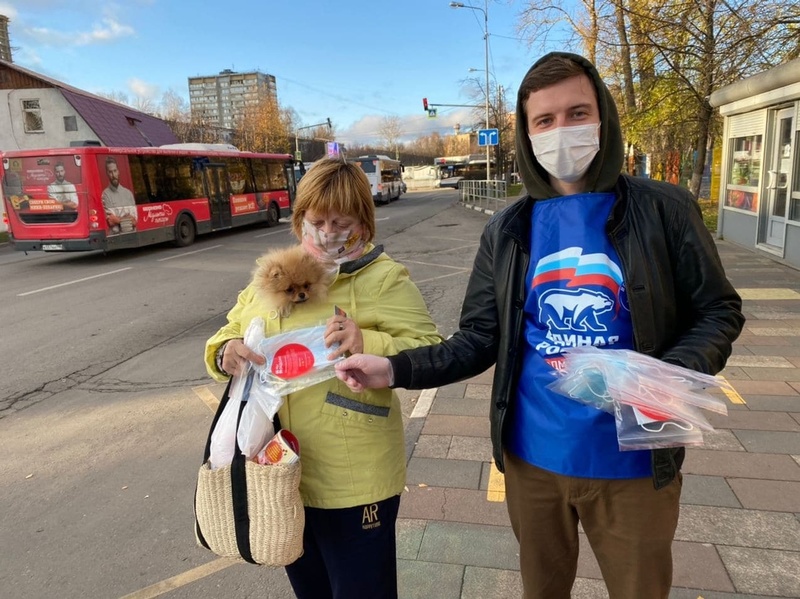 Одинцовские волонтеры раздают маски на автобусных остановках города, Ноябрь