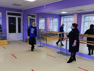 Волонтеры «Единой России» проверили соблюдение мер санитарной безопасности в ДК поселка Дубки