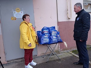 Единороссы передали продуктовые наборы 15 пожилым жителям Больших Вязем