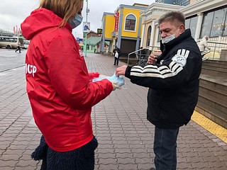 Волонтеры контролируют соблюдение масочного режима на станциях и автобусных остановках Одинцовского округа