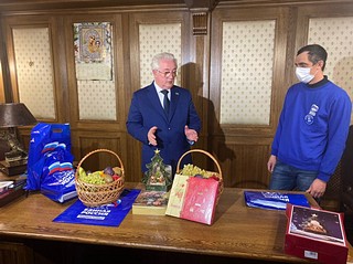 Волонтёры вручили пенсионерам корзины с фруктами и памятные сувениры, посвященные Дню народного единства и грядущему Новому году. Мероприятие прошло по инициативе председателя фракции «Единая Россия» в Совете ветеранов Одинцовского городского округа Вячеслава Киреева