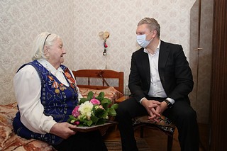 Андрей Иванов подарил ветерану труда Великой Отечественной войны Марии Афанасьевой новую стиральную машину
