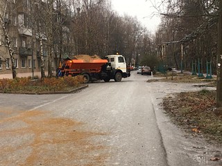 Более 1000 сотрудников и 100 единиц техники вышли на уборку снега и наледи в Одинцовском округе