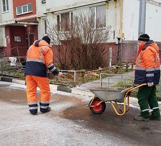 Более 1000 сотрудников и 100 единиц техники вышли на уборку снега и наледи в Одинцовском округе