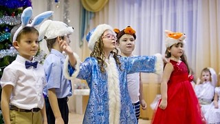 Новогодние елки в школах и детсадах пройдут без родителей
