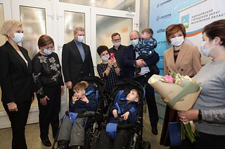 Андрей Иванов и Лариса Лазутина вручили инвалидную коляску для двойни семье Елены Басистовой