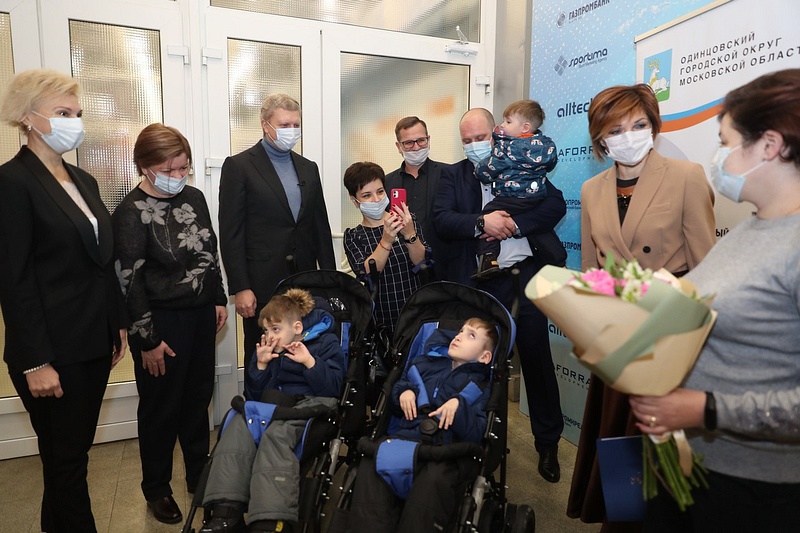 Андрей Иванов и Лариса Лазутина вручили инвалидную коляску для двойни семье Елены Басистовой, Ноябрь