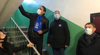 Ход капитального ремонта жилого дома №9 в Голицыно проверили одинцовские единороссы
