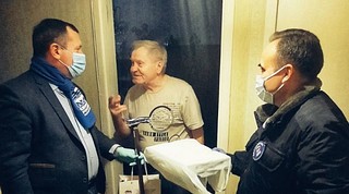 Одинцовские партийцы подарили телескопическую трость пенсионеру Михаилу Сальникову