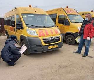 Сотрудники Одинцовской Госавтоинспекции проверяют техническое состояние школьных автобусов