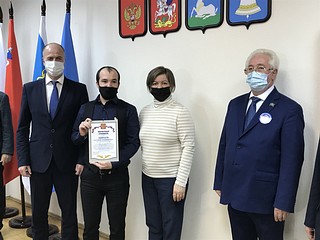 Одинцовские партийцы вручили почетные грамоты 35 волонтерам Звенигорода