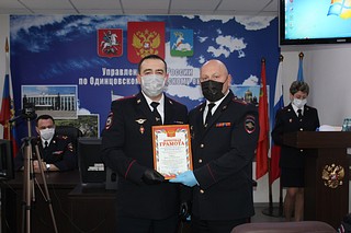 Алексей Школкин поблагодарил сотрудников Управления за труд и успешное решение стоящих перед ними ответственных задач, за примерное выполнение служебного долга, а также пожелал здоровья, благополучия и успехов в службе