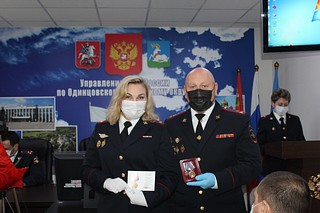 Алексей Школкин поблагодарил сотрудников Управления за труд и успешное решение стоящих перед ними ответственных задач, за примерное выполнение служебного долга, а также пожелал здоровья, благополучия и успехов в службе