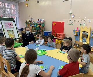 Накануне «Дня матери» инспекторы ГИБДД вместе с дошкольниками изготовили подарки