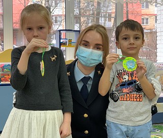 Накануне «Дня матери» инспекторы ГИБДД вместе с дошкольниками изготовили подарки
