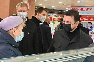 Реализацию проекта социальной скидки пенсионерам проверил губернатор Андрей Воробьёв в Одинцово