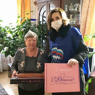 Волонтеры Звенигорода поздравляют ветеранов-юбиляров