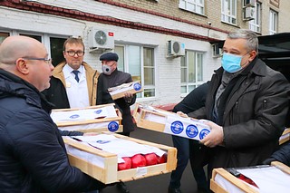 Активисты «Единой России» в рамках акции передают медикам гранаты и чай