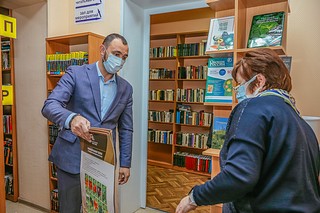 Книги по овощеводству передали в дар Большевяземской библиотеке одинцовские единороссы