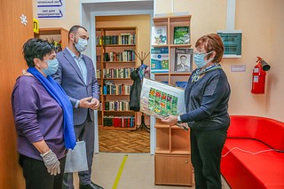 Книги по овощеводству передали в дар Большевяземской библиотеке одинцовские единороссы