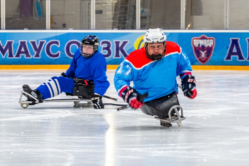Хоккей текст 1, В Ледовом дворце «Армада» прошла показательная тренировка детской слэдж-хоккейной команды «Умка»
