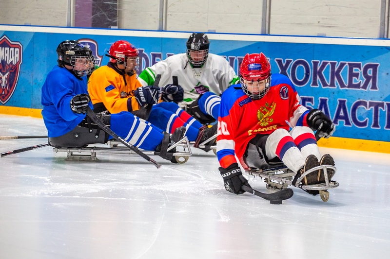 Хоккей текст 2, В Ледовом дворце «Армада» прошла показательная тренировка детской слэдж-хоккейной команды «Умка»