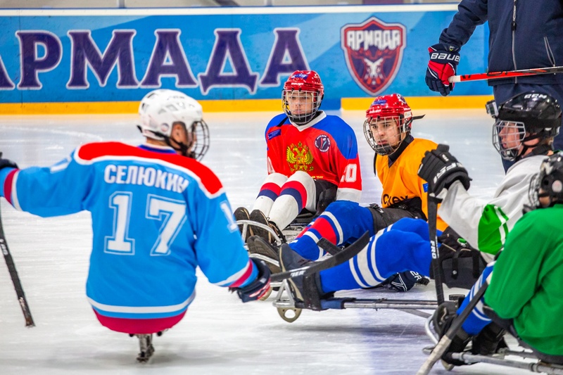 Хоккей текст 3, В Ледовом дворце «Армада» прошла показательная тренировка детской слэдж-хоккейной команды «Умка»