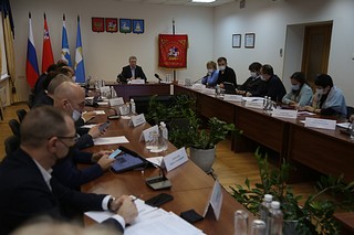 Глава округа Андрей Иванов сообщил, что нагрузка на коечный фонд снизилась и составляет 77,5%