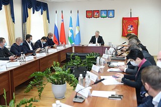 Борьбу с несанкционированными свалками обсудили на совещании, проходившем в Звенигороде в рамках «Выездной администрации». Проблема требует комплексного подхода и современных технических решений. Глава муниципалитета Андрей Иванов сообщил, что одно из них — размещение в проблемных местах автономных фотоловушек