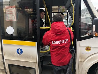 Волонтеры контролируют соблюдение масочного режима на железнодорожных станциях и автобусных остановках