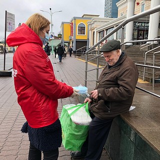 Волонтеры контролируют соблюдение масочного режима на железнодорожных станциях и автобусных остановках
