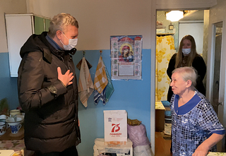 Глава муниципалитета подарил ветерану Великой Отечественной войны Зинаиде Ловковой новую плиту, а старую утилизировал на площадке «МегаБак»