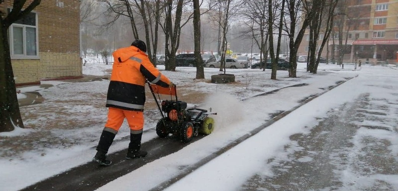 Уборка текст 2, Готовность коммунальных служб к уборке снега во дворах оценил Андрей Иванов в ходе «Выездной администрации»