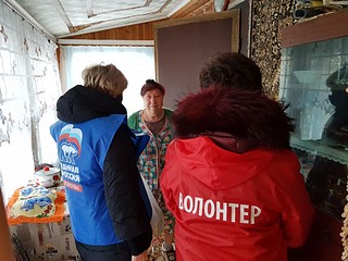 Волонтеры оказали адресную помощь одинокой жительнице деревни Назарьево Зинаиде Бащевой