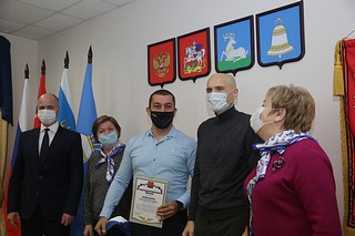 Лариса Лазутина и Дмитрий Голубков вручили награды волонтерам Звенигорода за помощь в борьбе с пандемией