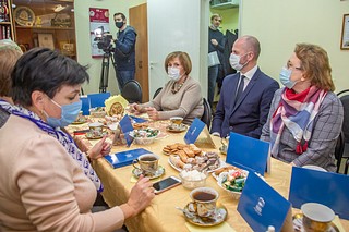 Одинцовские партийцы поздравили с днем рождения фракции старейших членов «Единой России» Звенигорода