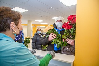 Одинцовские волонтеры поблагодарили сотрудников скорой помощи за самоотверженный труд в период пандемии