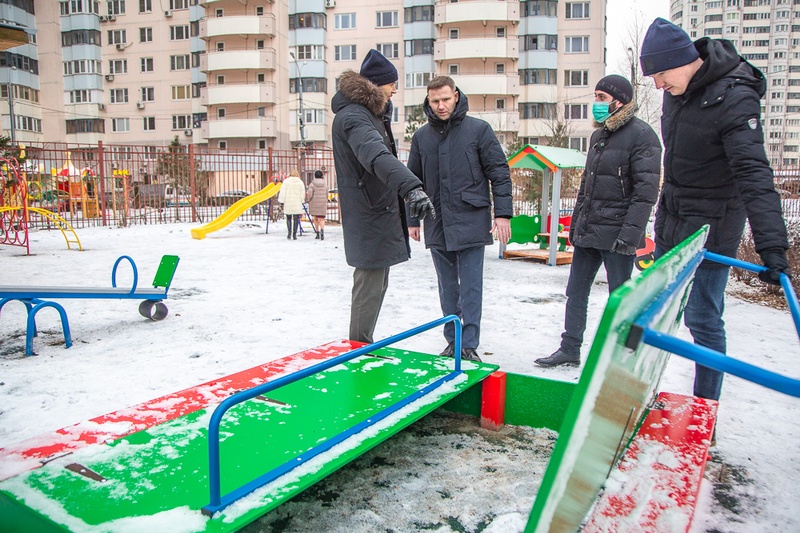 Дмитрий Голубков обсудил с жителями Новой Трехгорки реконструкцию детской площадки, Декабрь