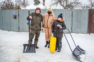 Оксана Пушкина подарила конструктор мальчику из Кубинки