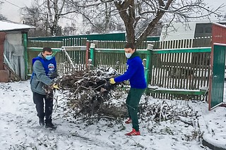 Волонтеры помогли жительнице деревни Юдино Татьяне Зюзьгиной навести порядок на садовом участке